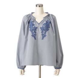 &LOVE フラワー刺繍のストライプブラウス