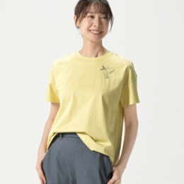  KiKKi ボタニカル風ロゴプリントTシャツ