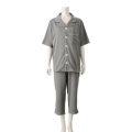 グレー