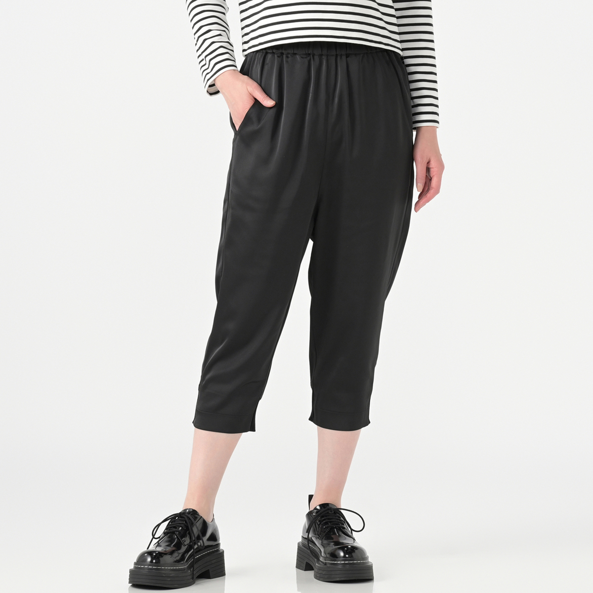 KawaiOkada サテンテーパードパンツ カワイオカダ（KAWAI OKADA