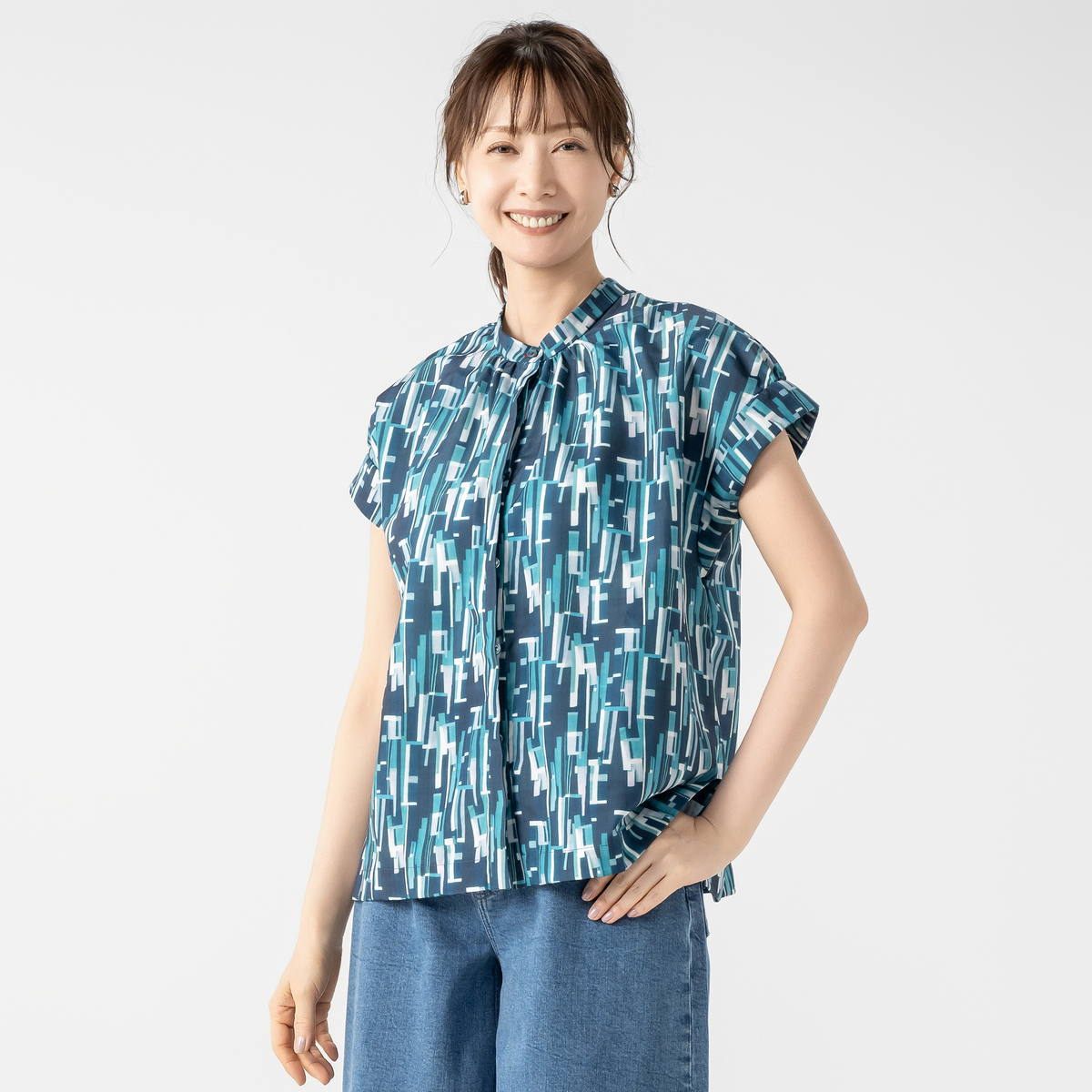 H.HOLIDAY 幾何学調プリント胸元ギャザーブラウス アッシュ