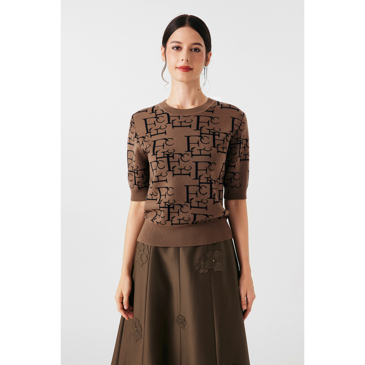 FEE CERISE ブランドロゴ柄メリノウールニットプルオーバー FEE