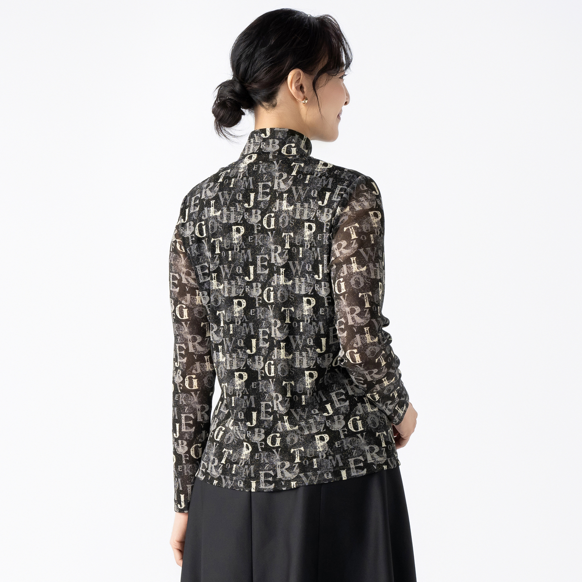 FEE CERISE アルファベット柄メッシュハイネックプルオーバー