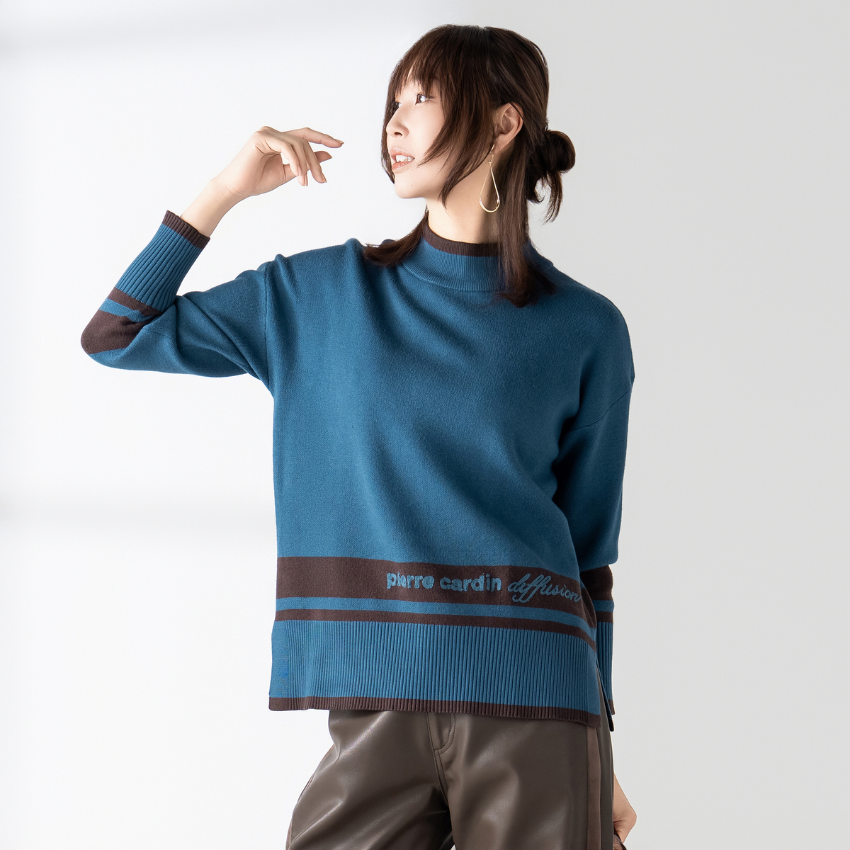 PCD ロゴ刺繍ラインのハイネックニットプルオーバー ピエール カルダン