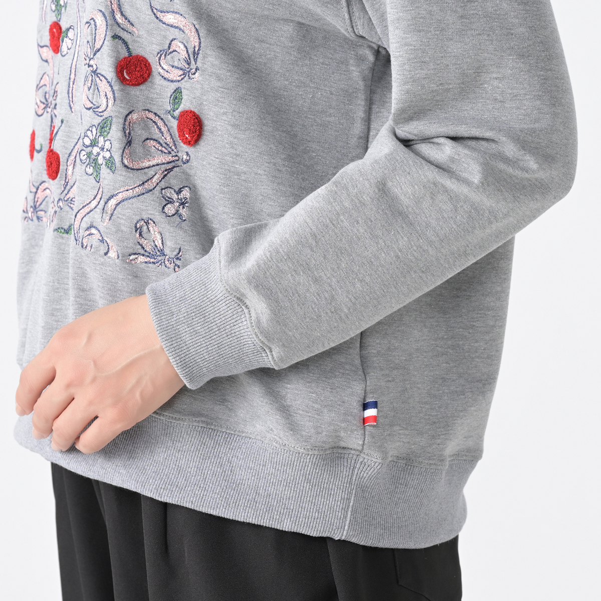 PERSONS リボングラフィック刺繍スウェット パーソンズ（PERSONS