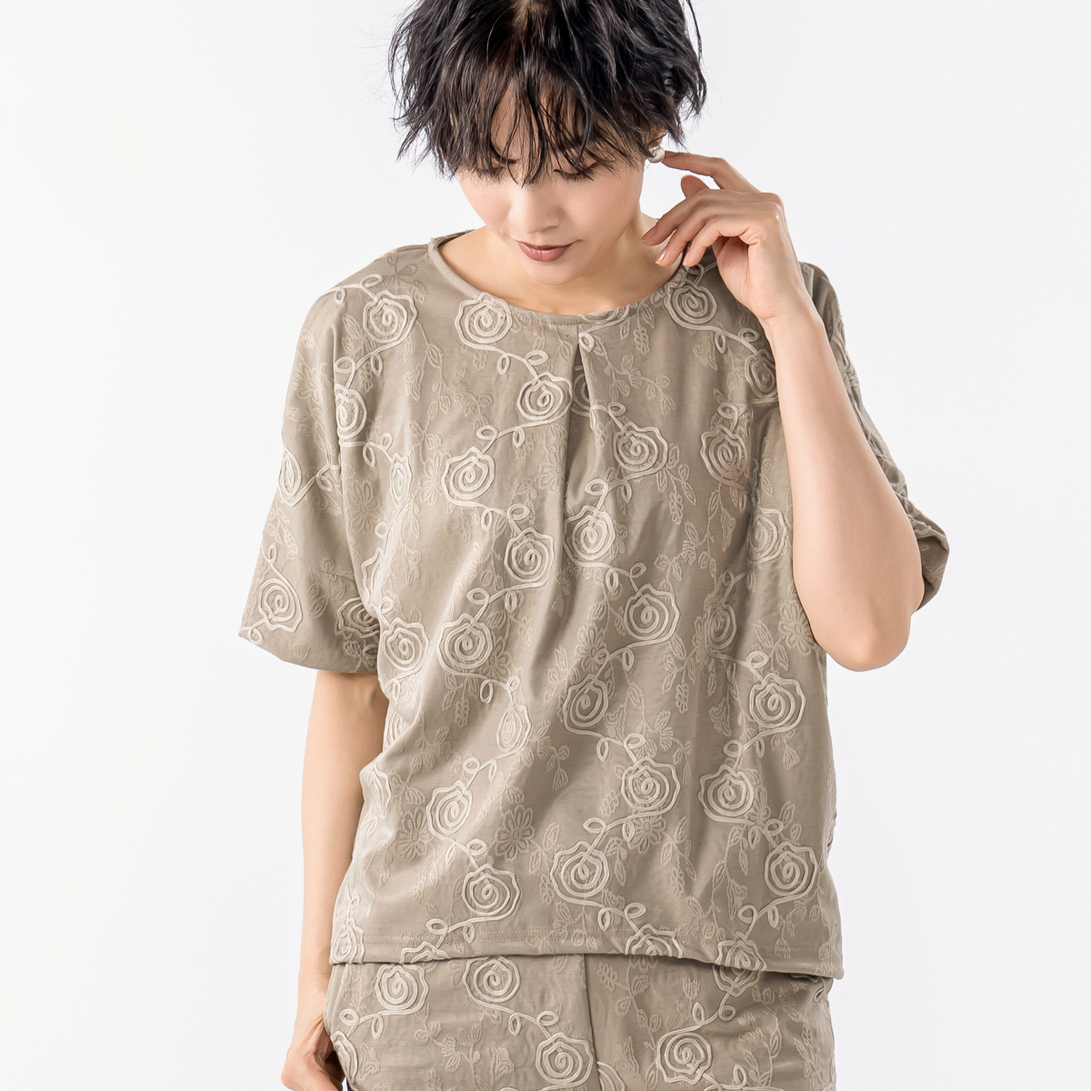 み*ん様 nako ohno フラワーモチーフ付きカットソー アートフラワーフレアスリーブカットソー | HIROKO BIS (Women