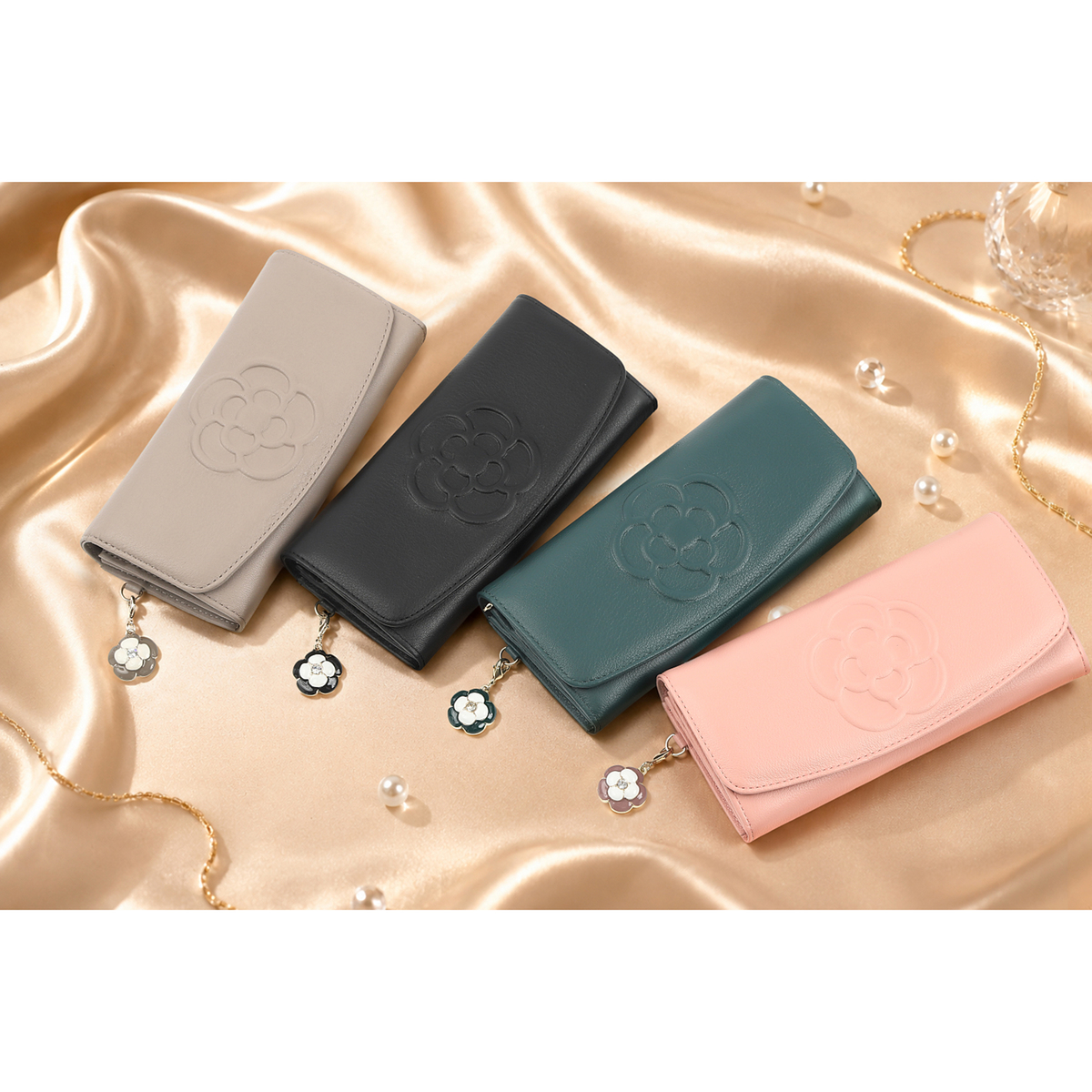 CLATHAS ワッフル カメリアチャーム付き フラップ長財布 クレイサス