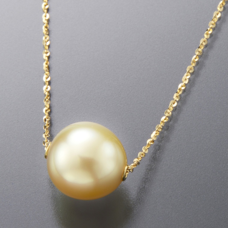 ゴールデンパール　綺麗な色の南洋真珠のスルーネックレス　K18の刻印ですレディース