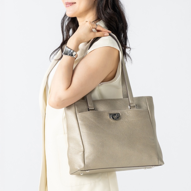 [+grace] ナチュラルシュリンク ツイストメタルトートバッグ