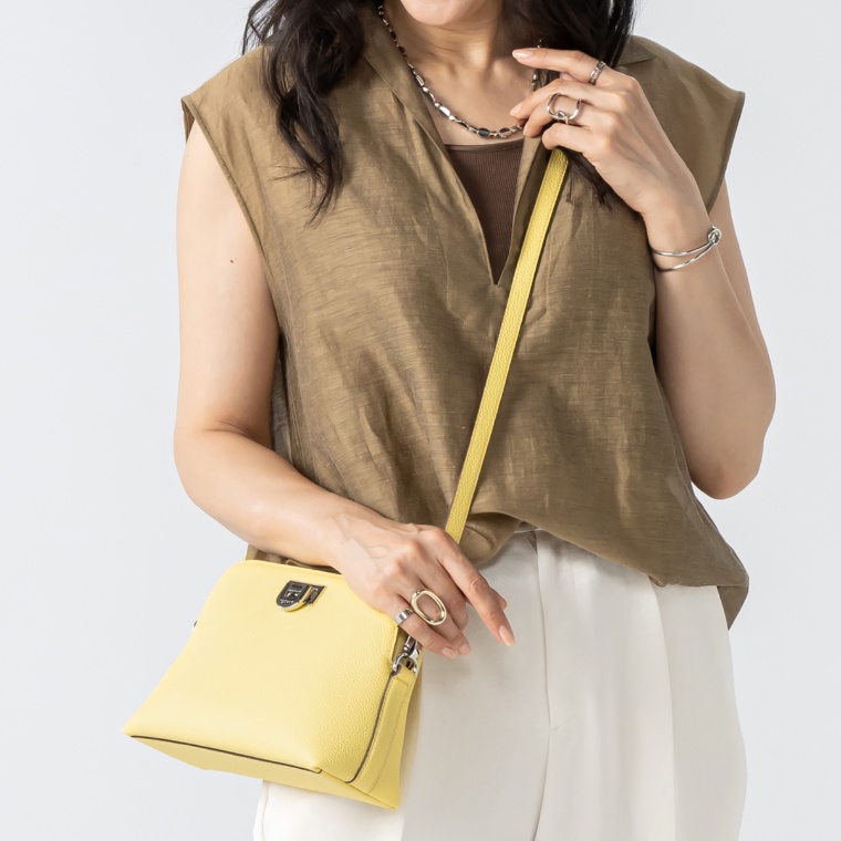 [+grace] ナチュラルシュリンク ツイストメタルショルダーバッグ