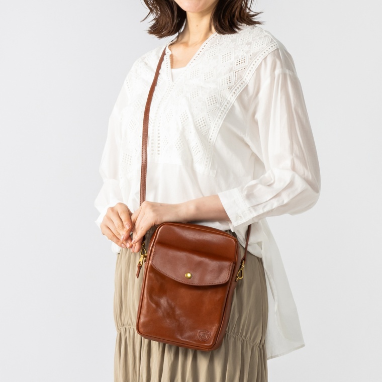 ベリーズヨーク イタリアンレザーフラップショルダーバッグ