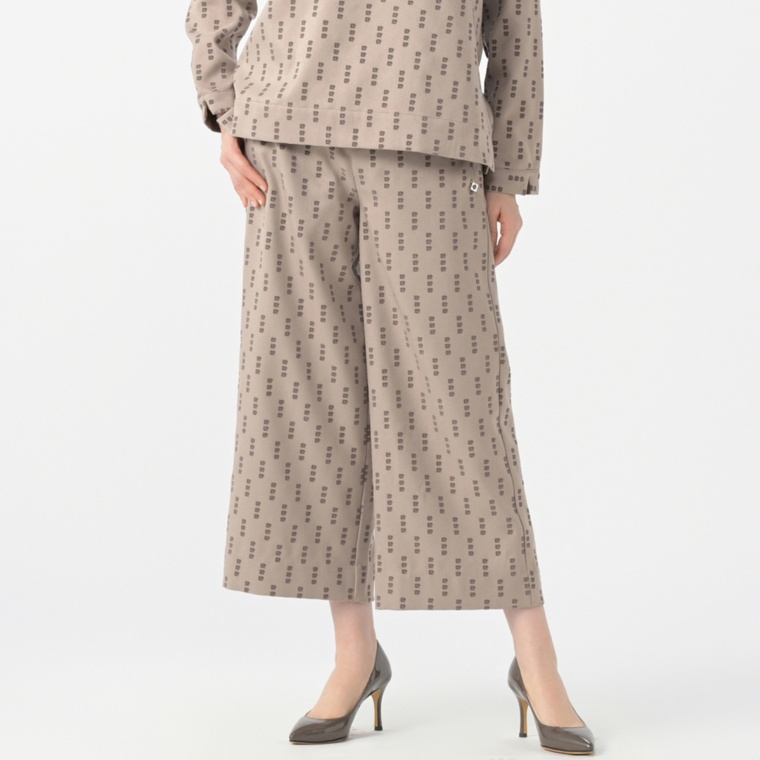 PCD フロッキーロゴのモダンセミワイドパンツ