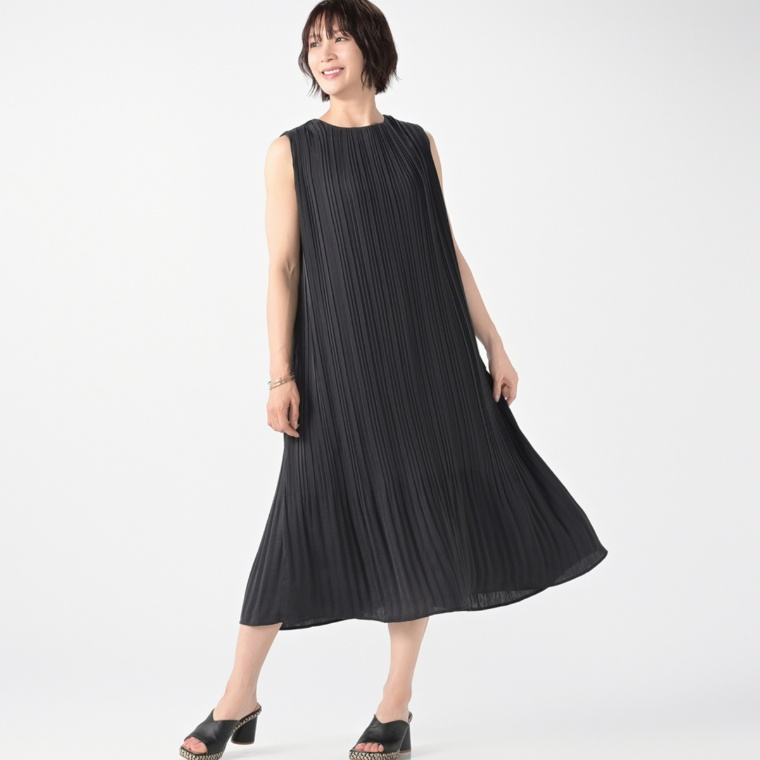 CARRIERE 体型カバーのエレガントプリーツワンピース
