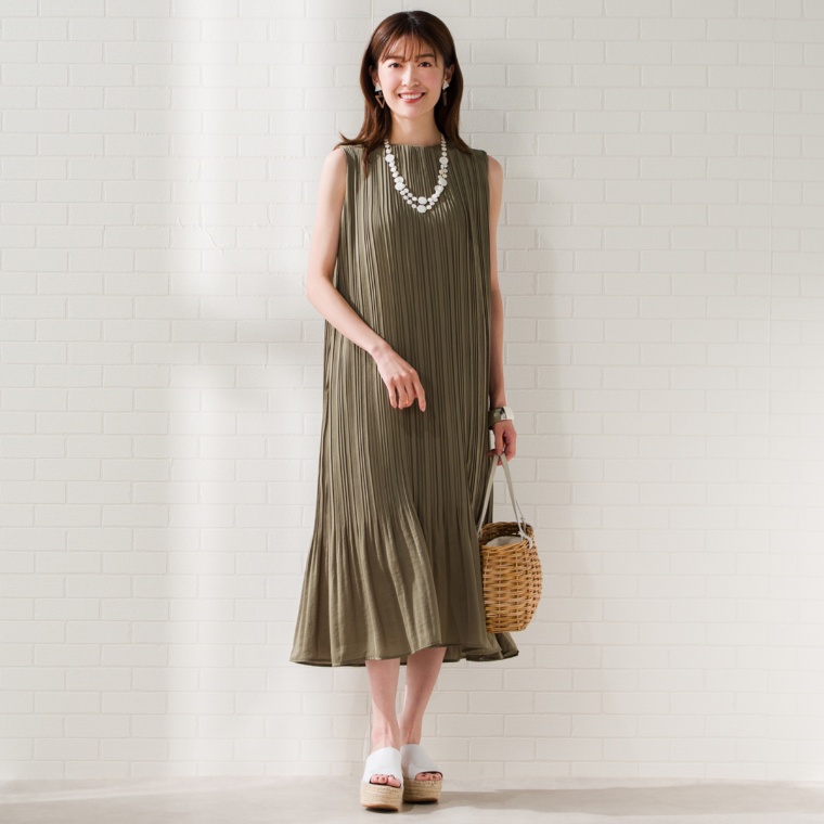 CARRIERE 体型カバーのエレガントプリーツワンピース