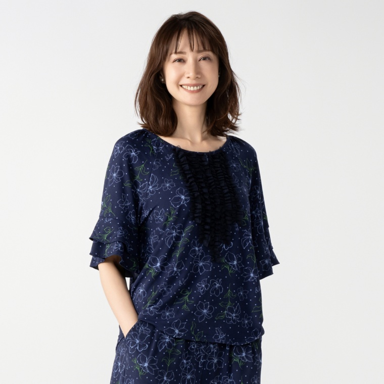 &LOVE ゴージャスふりるの線タッチフラワープルオーバー