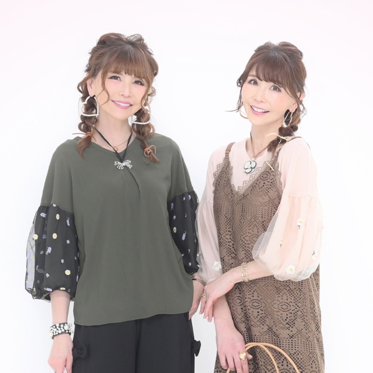 &LOVE さらりと快適なフラワー刺繍スリーブトップス