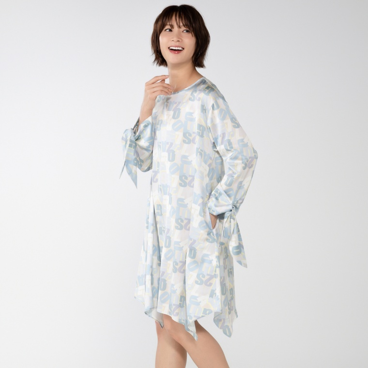 MASAGO サテン素材のプリントチュニックワンピース