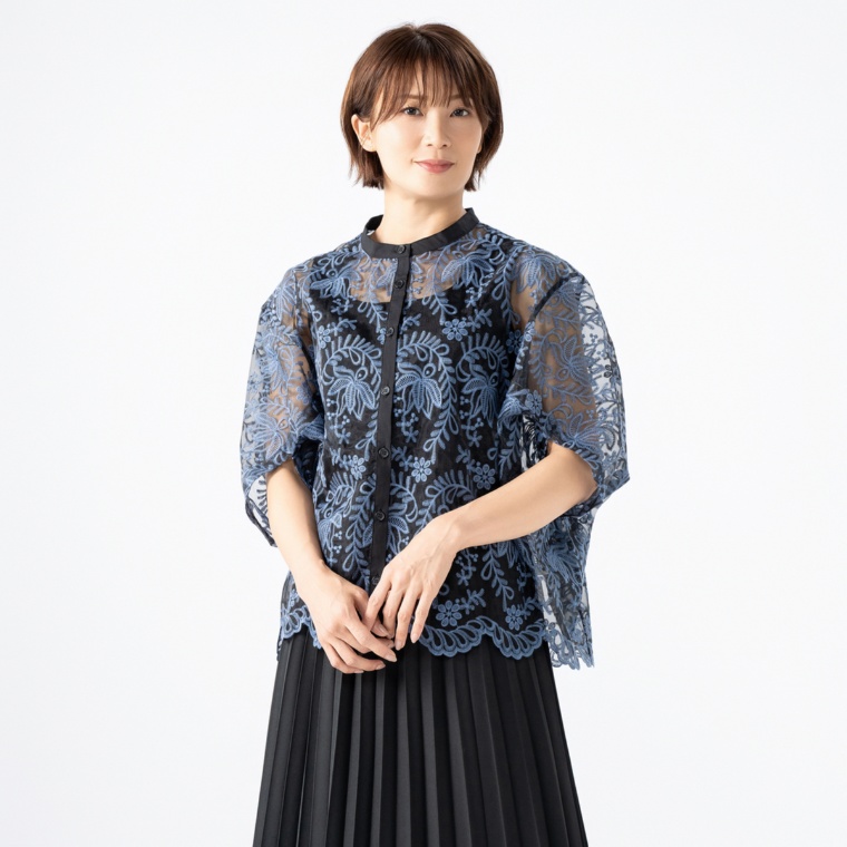 MORNMAGIE モダンシルエット スカラ刺繍シアーブラウス