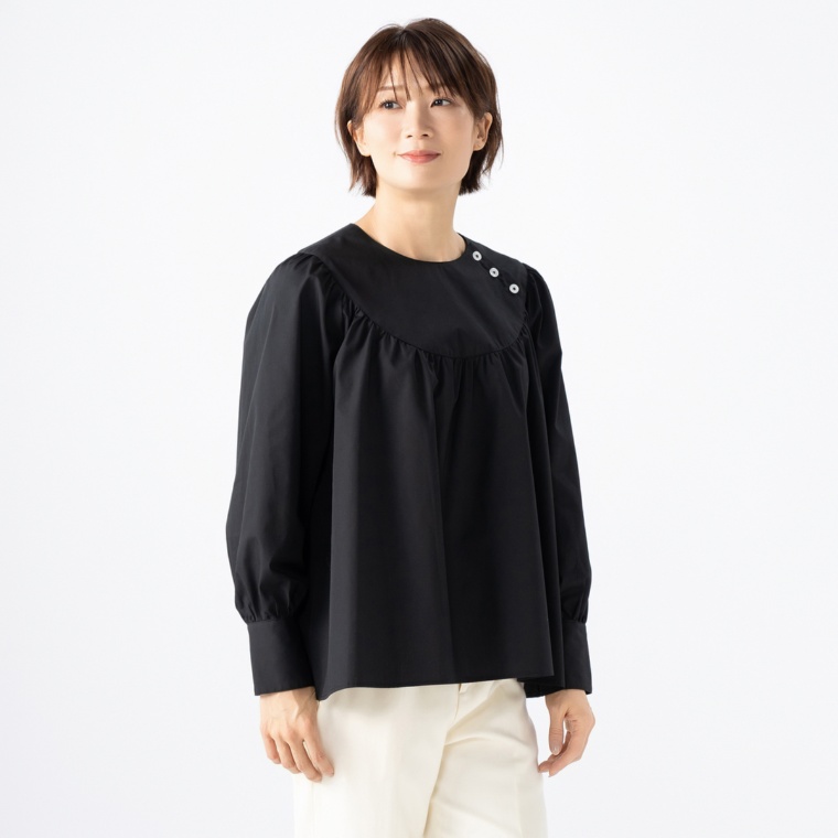 YukaKoshino ヨーク切替のノーカラーブラウス