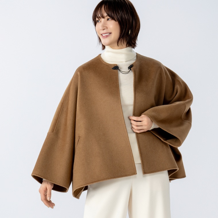 FLORAL GRACE ウール100%リバー素材ポンチョ風コート