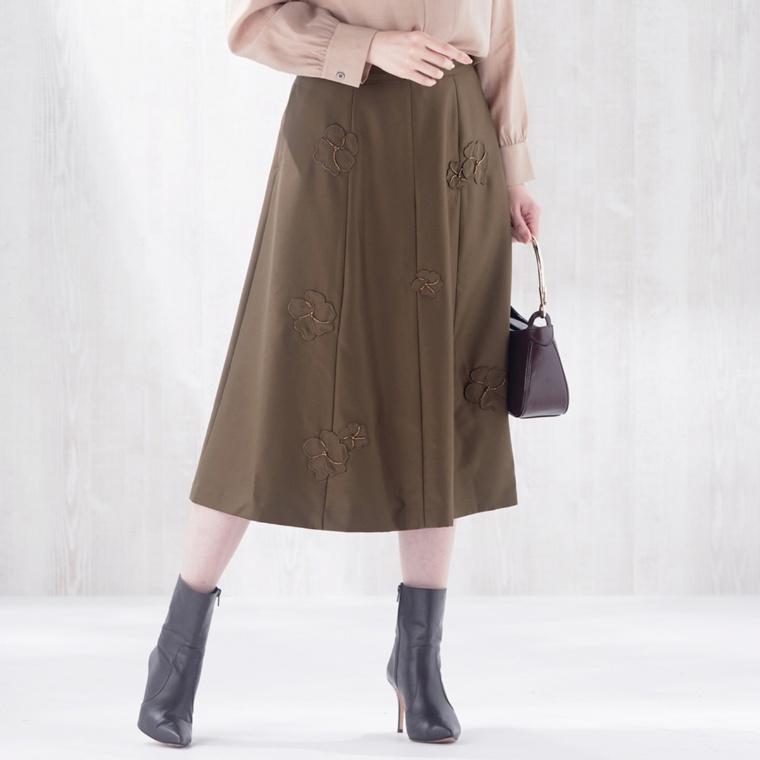 FEE CERISE 手縫いの花柄パーツ付Aラインフレアスカート