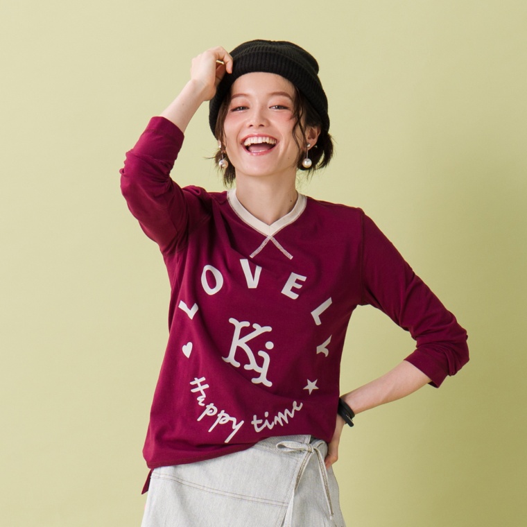 KiKKi Vネックプリント長袖Tシャツ