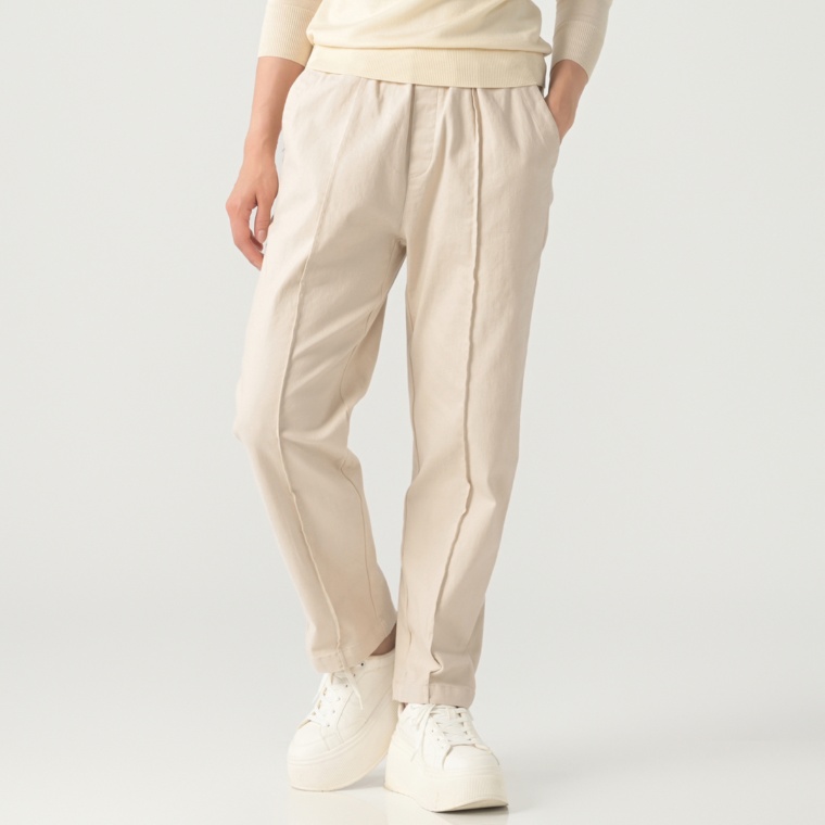 KawaiOkada 洗い加工のテーパードシルエットパンツ