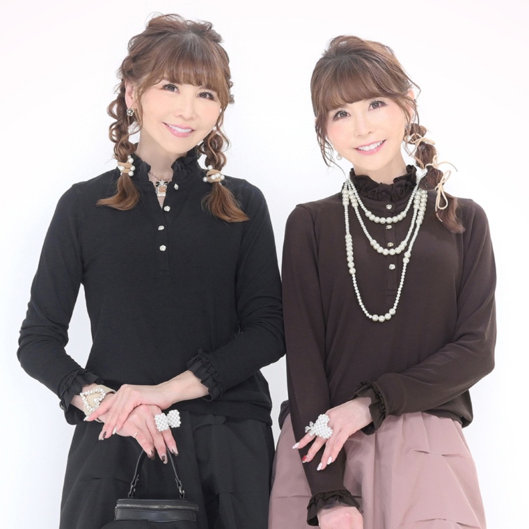 &LOVE 幸せカメリアボタンの上品ふりるトップス