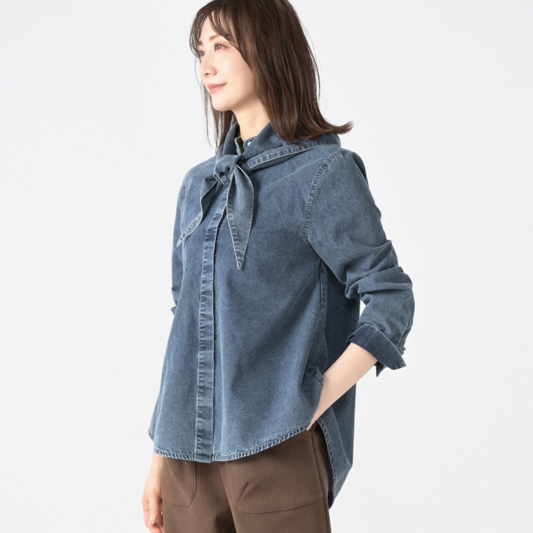 Carney スカーフディテール ライトデニムブラウス