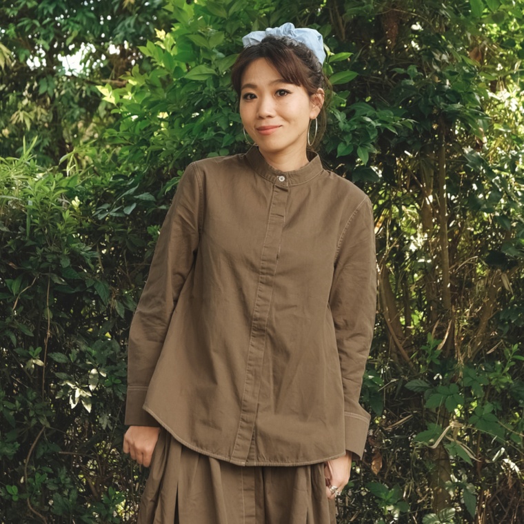 Carney スカーフディテール ライトデニムブラウス