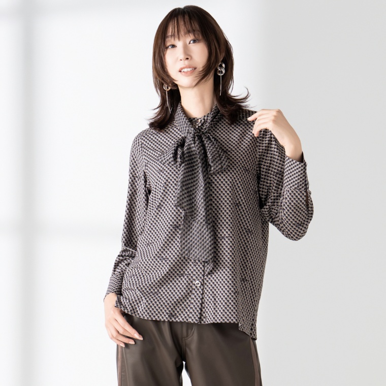 PCD オリジナルジオメトリック柄のボウタイブラウス