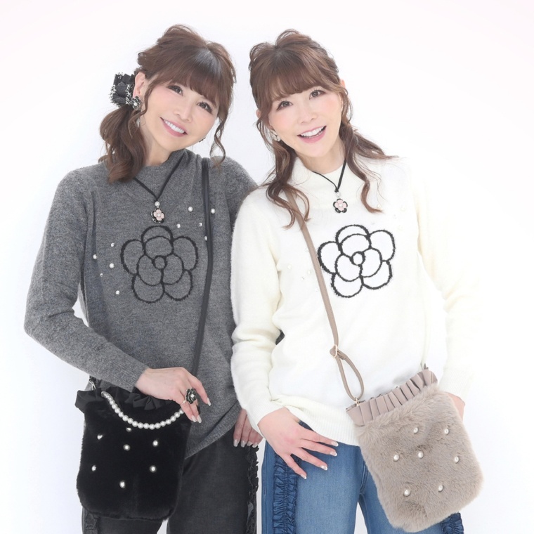 &LOVE カメリアキラキラパール調ビジューニットトップス