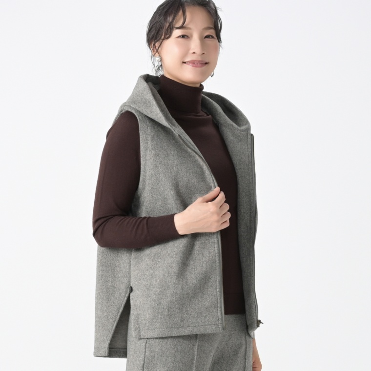 ユラックス 暖か軽いメルトン風素材のフード付きベスト