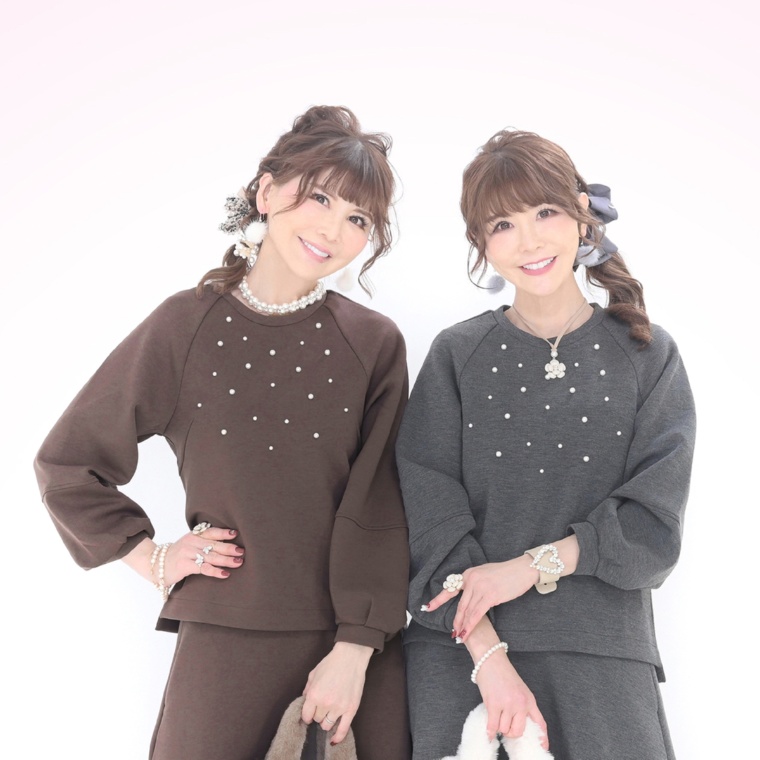 &LOVE パール調ビジューの華やかフェミニントップス