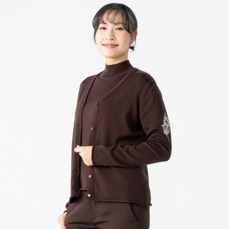 MASAGO 獅子刺繍のVネックミニマライズカーディガン