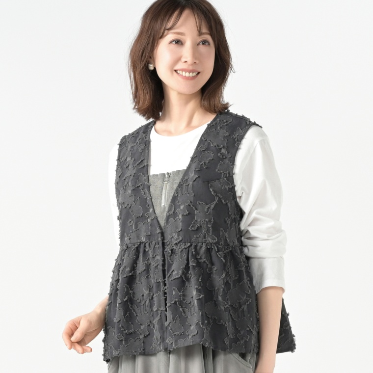 Remite 幾何学柄ジャガードペプラムジレ