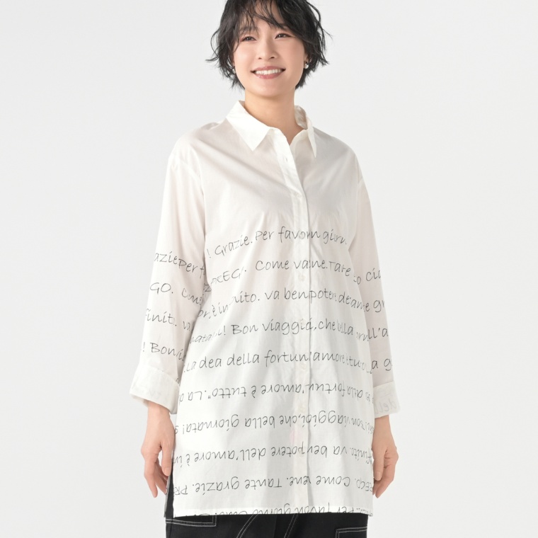 KiKKi 筆記体ロゴプリント入りロングシャツ