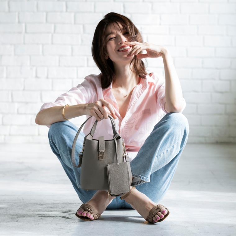 [+grace] シュリンクレザー スマートポシェット スリムパース付