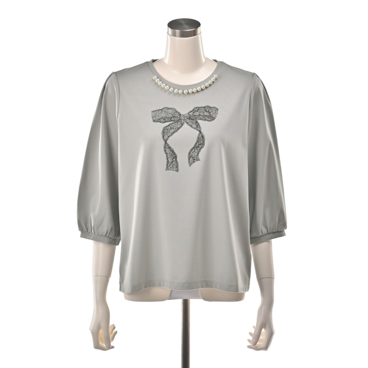 &LOVE パール調ビジューのレースリボンプリントトップス