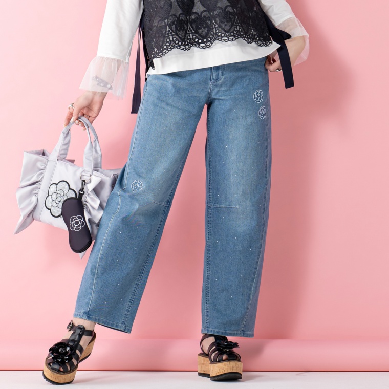 &LOVE キラキラカメリア刺繍のバレルデニムパンツ