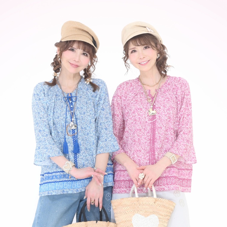 &LOVE 華やぎをまとうフラワーパネル柄カフタンブラウス