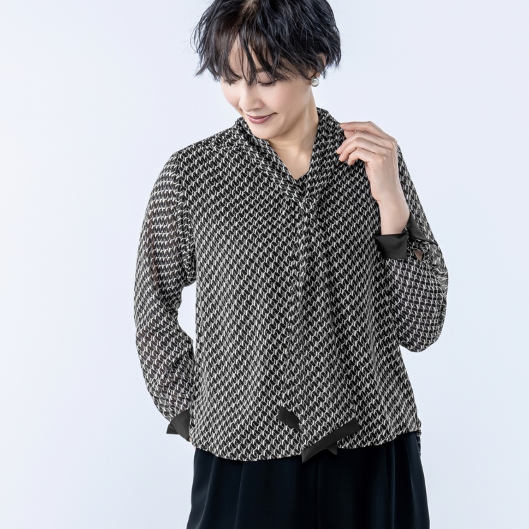 PCD バイヤスジオメトリック柄のシャーリングボウタイブラウス
