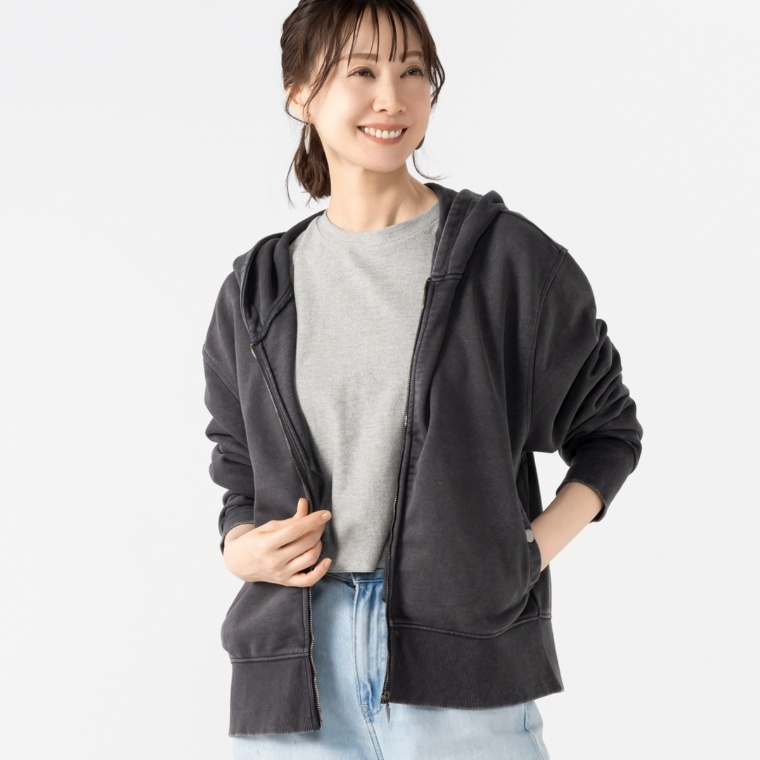 GUESS バックプリントフード付きパーカー