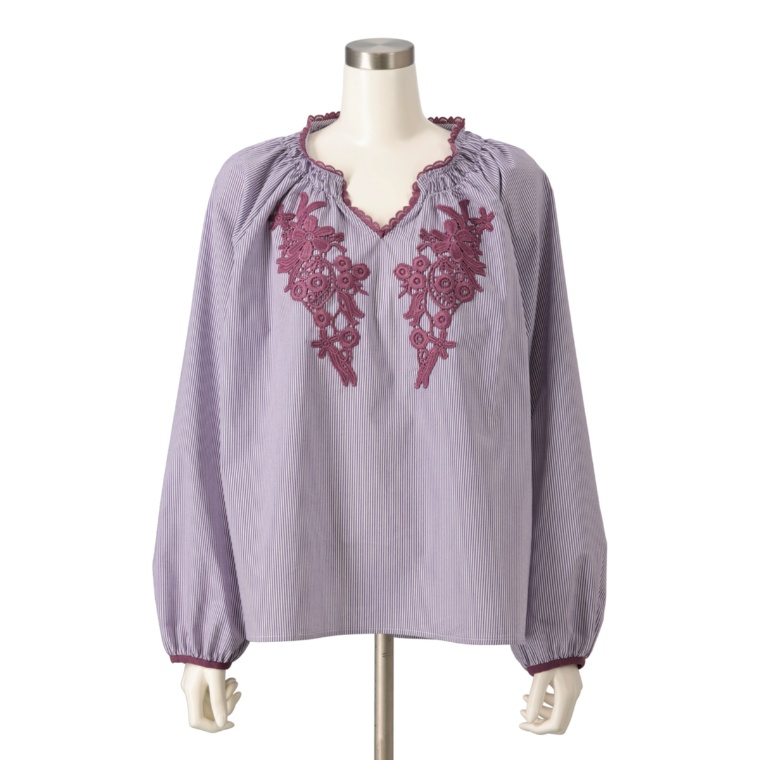 &LOVE フラワー刺繍のストライプブラウス