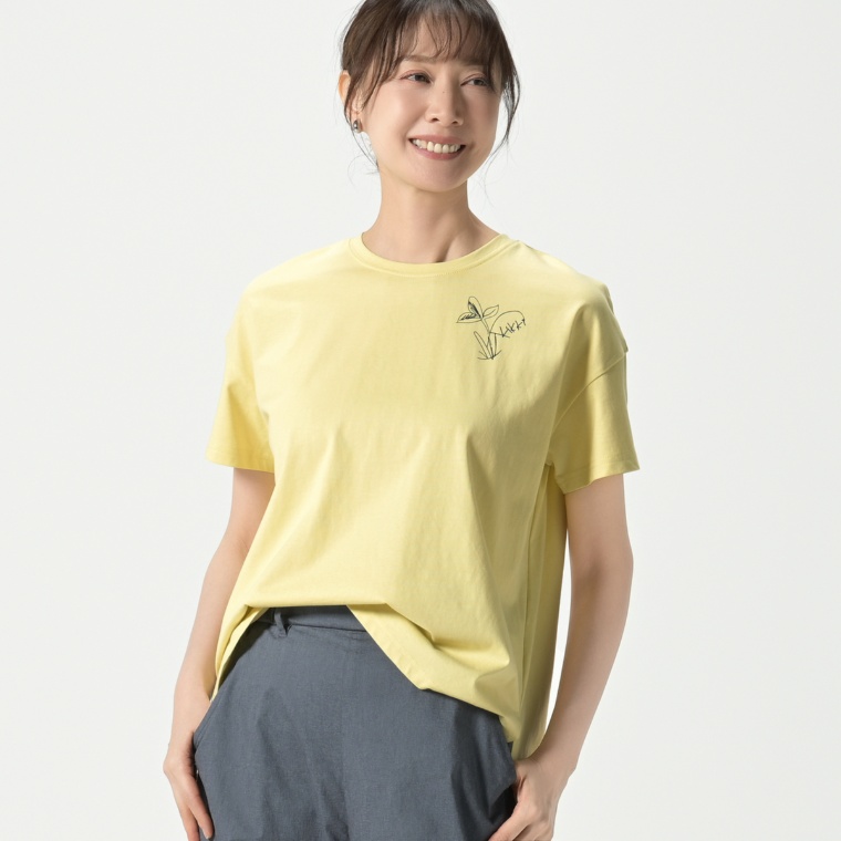 KiKKi ボタニカル風ロゴプリントTシャツ