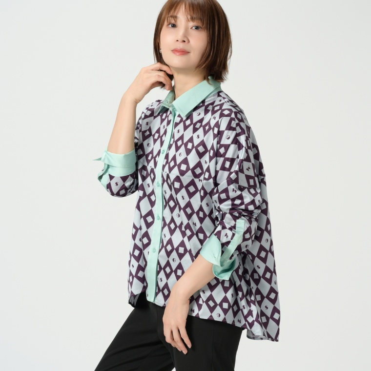 MASAGO フレアーシルエットサテンプリントブラウス