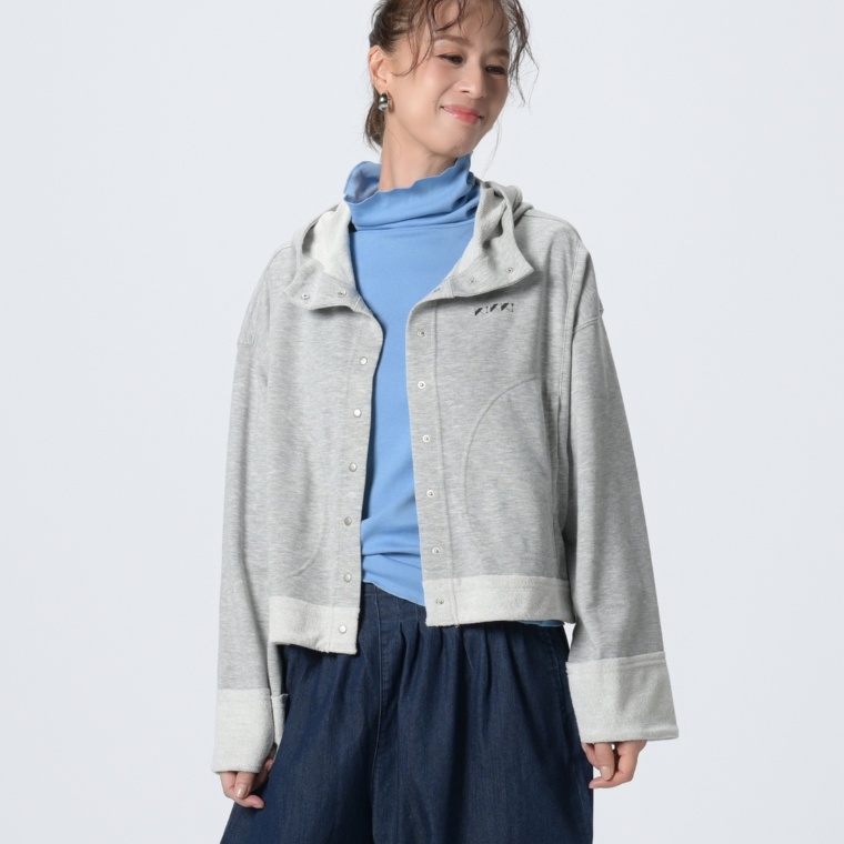 KiKKi ロゴ入りインレイ素材パーカー