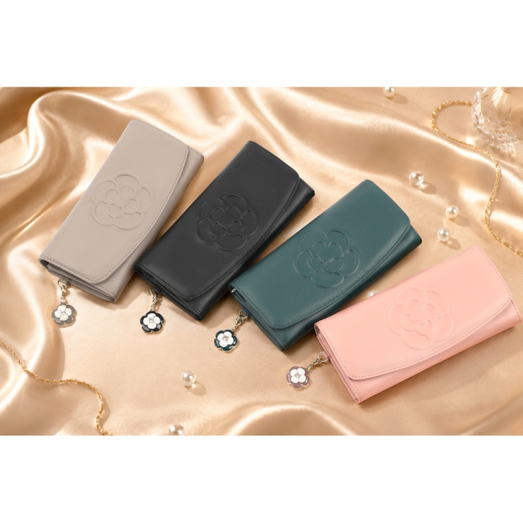 CLATHAS ワッフル カメリアチャーム付き フラップ長財布