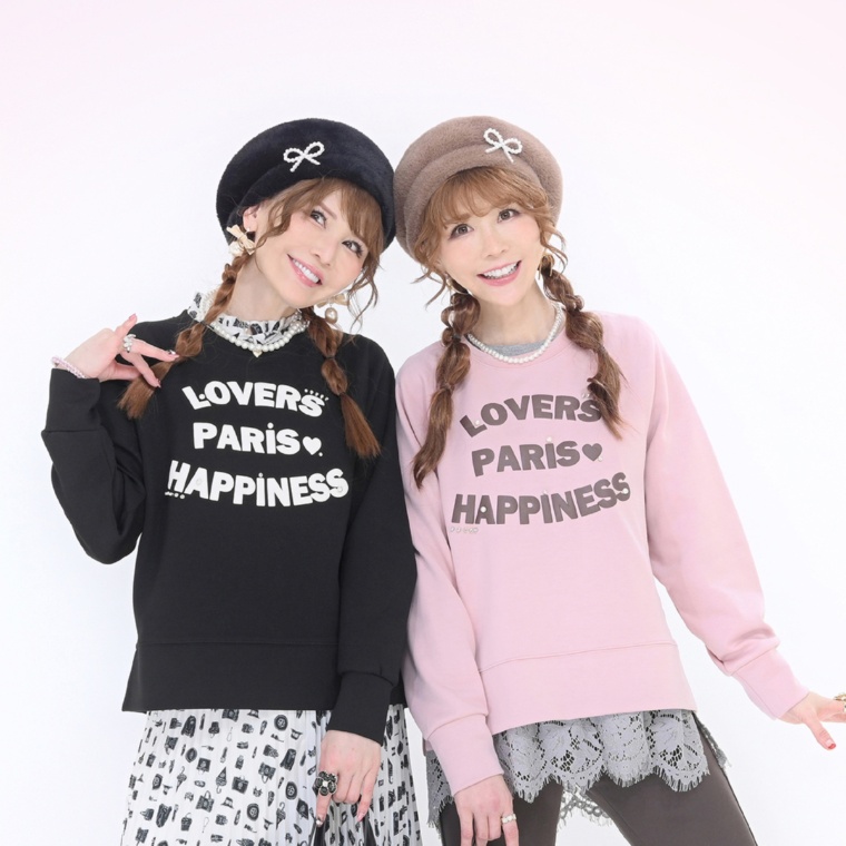 &LOVEキラキラビジューの発泡プリント裏起毛ロゴトップス